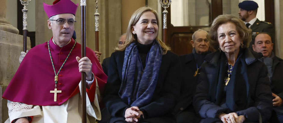 La Infanta Cristina y la Reina Sofía junto al arzobispo castrense Juan Antonio Aznárez, asisten en el Palacio Real a la procesión del Cristo de los Alabarderos
