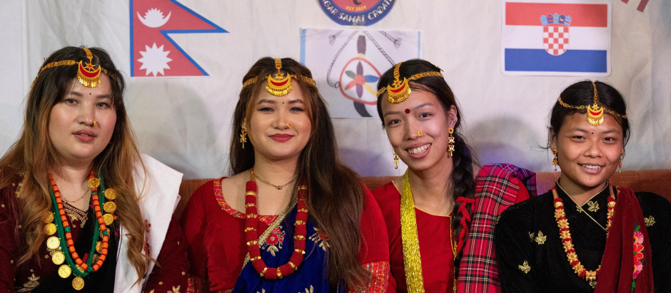 Trabajadoras de un restaurante nepalí en Zagreb, Croacia posan con trajes típicos