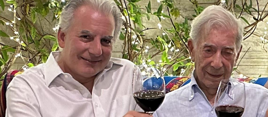 Mario Vargas Llosa con su hijo Álvaro