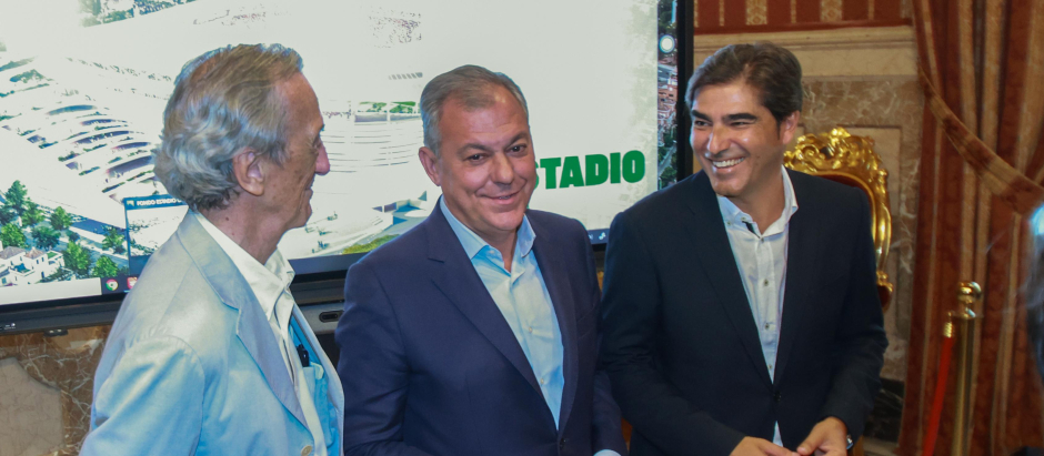 El alcalde de Sevilla, José Luis Sanz; el arquitecto Rafael de la Hoz y el presidente del Betis Ángel Haro, en la presentación del proyecto del nuevo estadio