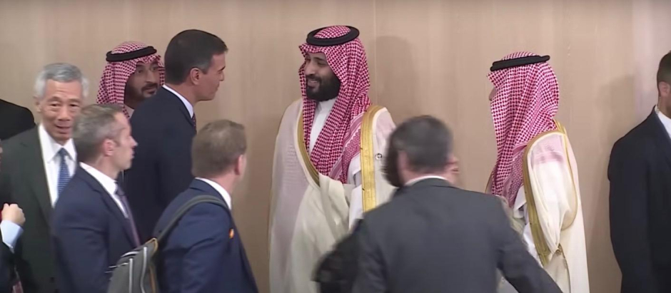 Pedro Sánchez se acerca a saludar al Príncipe saudí Mohamed bin Salman en la cumbre del G-20 en 2019