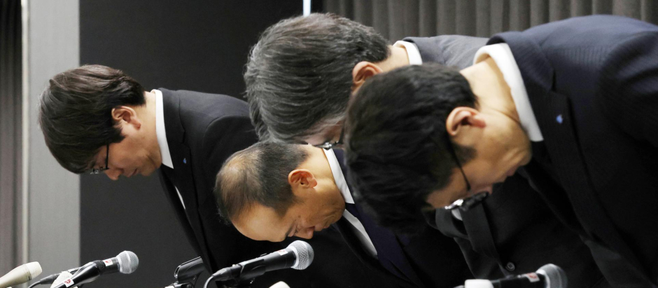 El presidente de Kobayashi Pharmaceutical Akihiro Kobayashi, junto a funcionarios del Gobierno, durante una rueda de prensa en Osaka