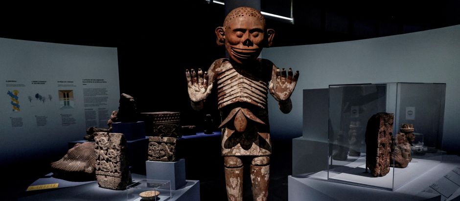 This photograph taken on March 29, 2024 shows a statue of Mesoamerican god of death Tlalticpac displayed as part of the "Mexica: Offerings and Gods at the Templo Mayor" exhibition at the Quay Branly-Jacques Chirac Museum in Paris. More than 500 objects, including some 200 offerings found in the ruins of the great Mexica Templo Mayor, will be exhibited from April 3 to September 8, 2024, at the Quai Branly anthropological museum in Paris. (Photo by STEPHANE DE SAKUTIN / AFP)