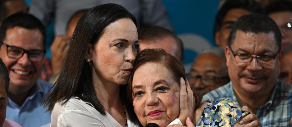 La líder de la oposición venezolana María Corina Machado junto a Corina Yoris