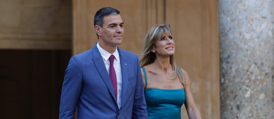 El presidente del Gobierno, Pedro Sánchez, junto a su mujer Begoña Gómez