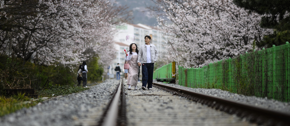 Una pareja camina por las vías del tren de la estación de Gyeonghwa, al sudeste de Seúl