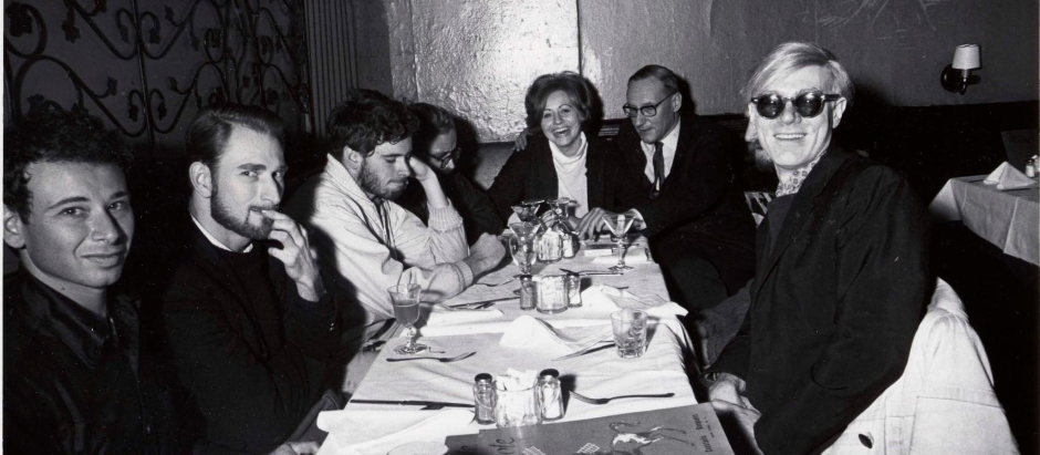 Andy Warhol junto a otros comensales durante una comida en El Quijote