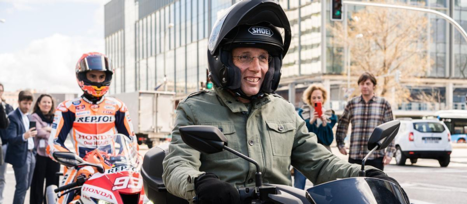 El alcalde Martínez-Almeida es un apasionado de las motos