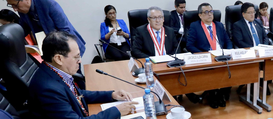 Juan Carlos Villena (c), asistiendo a la Comisión de Fiscalización del Congreso este martes, en Lima (Perú)
