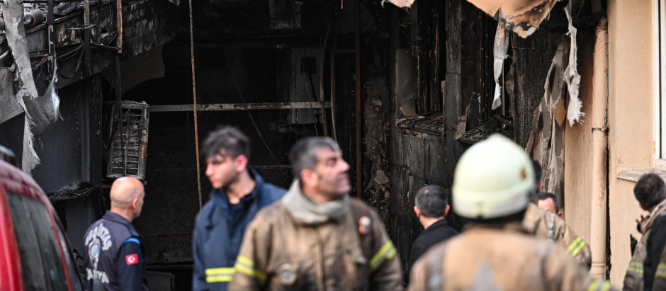 El personal de emergencia en la discoteca incendiada de Estambul