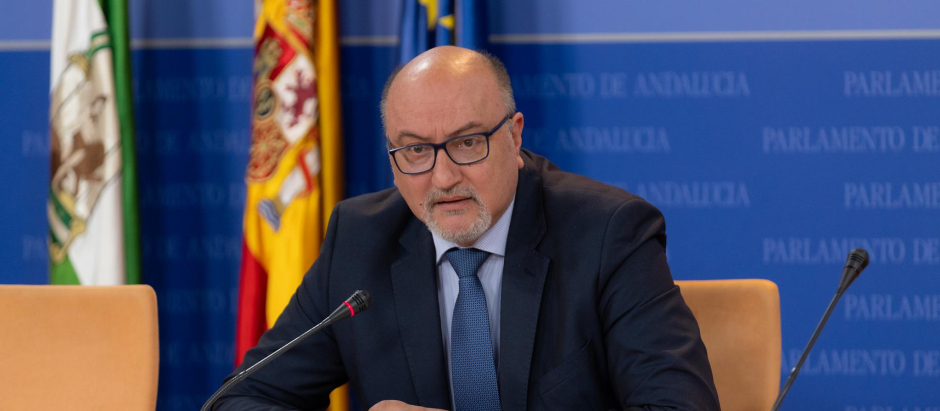El portavoz adjunto de Vox en Andalucía Ricardo López Olea, en rueda de prensa