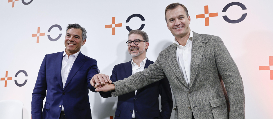 El consejero delegado de Orange-MásMóvil, Meinrad Spenger (d), junto al director general de operaciones, Germán López (i), y el director financiero, Ludovic Pech (c)