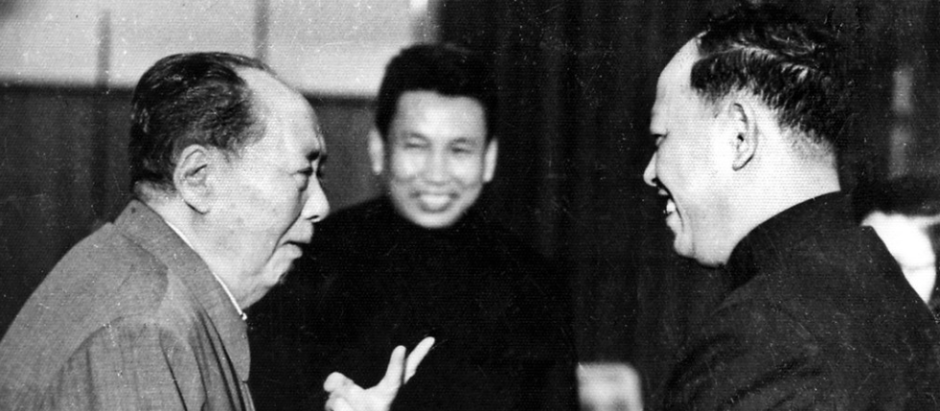Mao Zedong saluda a uno de los jefes de los jemeres rojos mientras Pol Pot, el líder de los mismos, sonríe en el centro