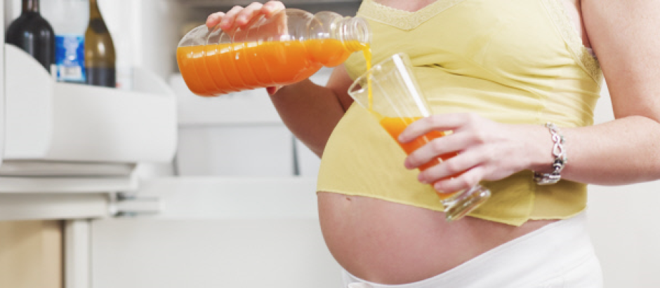 La ingesta de zumos, refrescos y comidas procesadas ponen en riesgo al feto