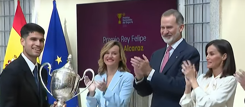 Carlos Alcaraz recibe el Premio Rey Felipe