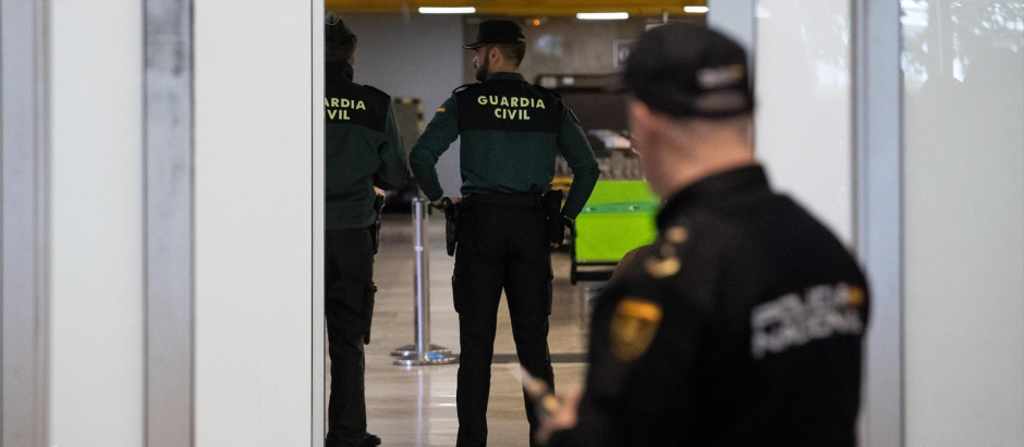 Foto de dos agentes de la Guardia Civil en el aeropuerto de Barajas