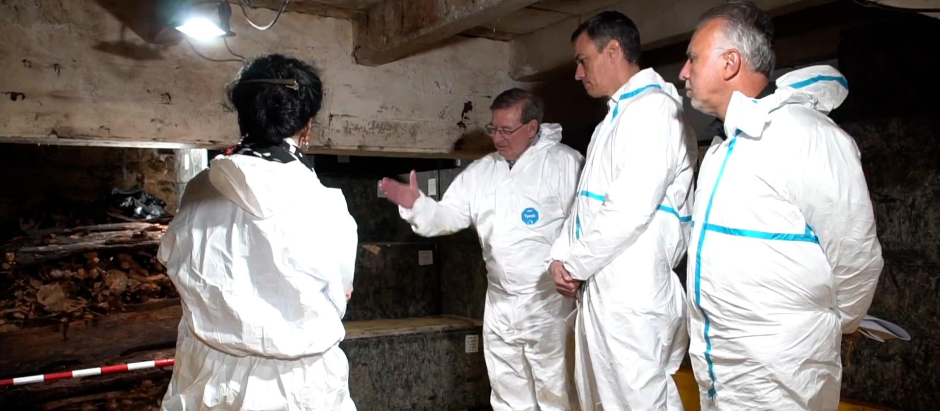 Sánchez visita por sorpresa las criptas del Valle de los Caídos