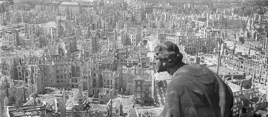 Dresde tras el bombardeo vista desde lo alto de la torre del ayuntamiento. Famosa foto de Richard Peter