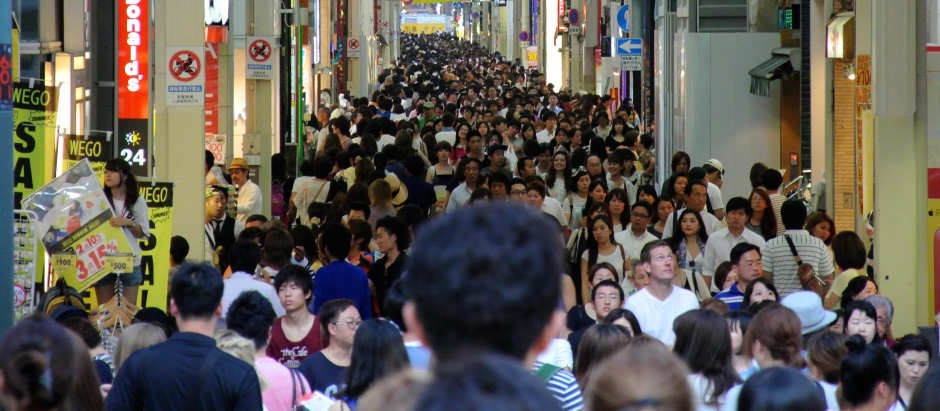 Una multitud en una calle de Osaka