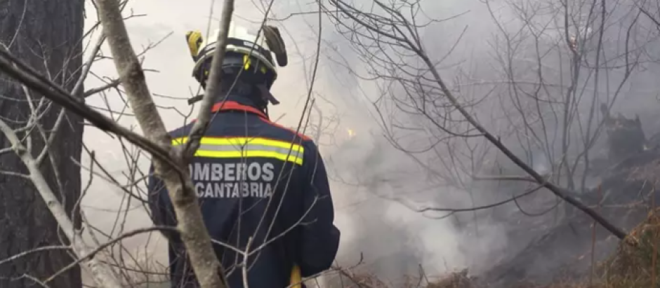 Imagen de archivo de un bombero sofocando un fuego en Cantabria