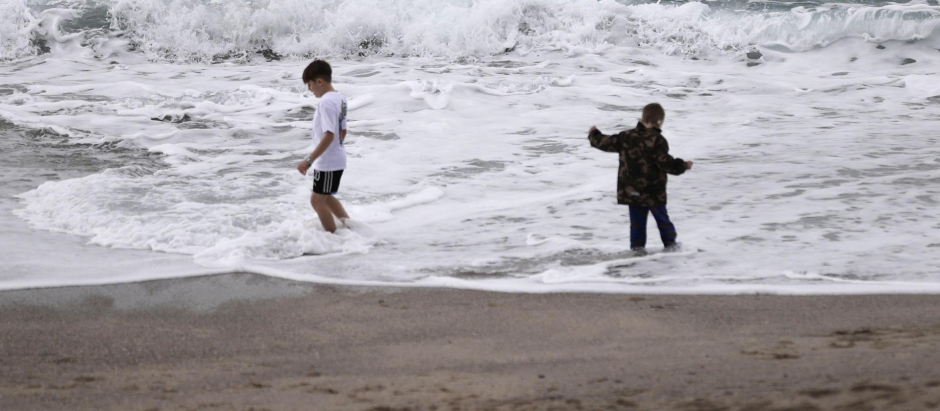 Dos niños jugaban en la orilla de la playa del Orzán, en la ciudad de La Coruña