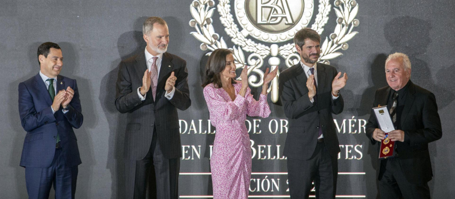 Víctor Manuel recibe su Medalla de Oro al Mérito en las Bellas Artes delante de los Reyes, Juanma Moreno y el ministro Urtasun