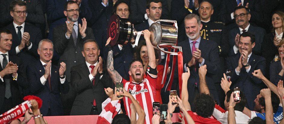 Iker Muniain levanta el título de Copa en el palco de autoridades