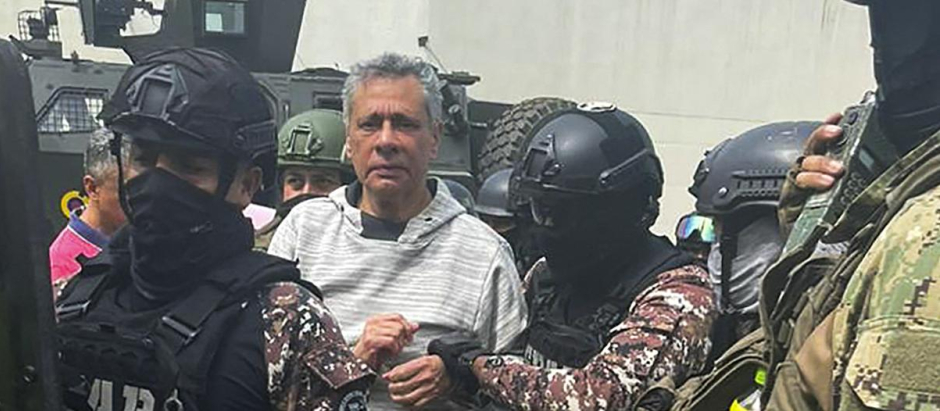 El exvicepresidente ecuatoriano Jorge Glas escoltado por miembros del Grupo de Acción Penitenciaria Especial
