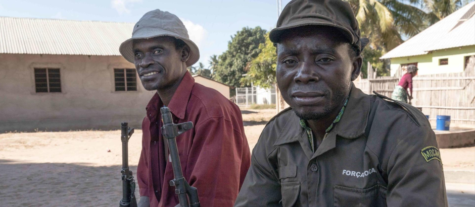 Dos miembros de las fuerzas locales de Mozambique, en Mueda, Cabo Delgado