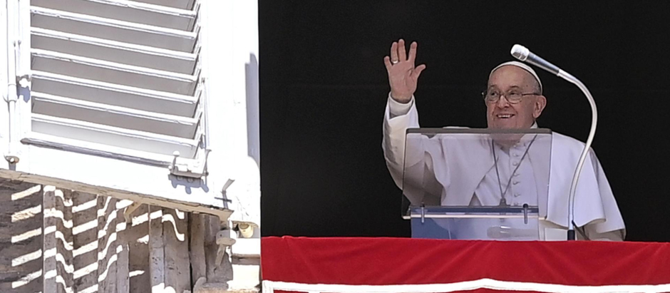 El papa Francisco dirige su oración Regina Coeli desde la ventana de su despacho