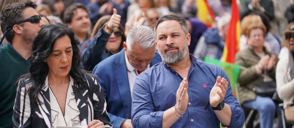 La candidata de Vox en el País Vasco, Amaia Martínez, y Santiago Abascal, en un acto electoral en Vitoria