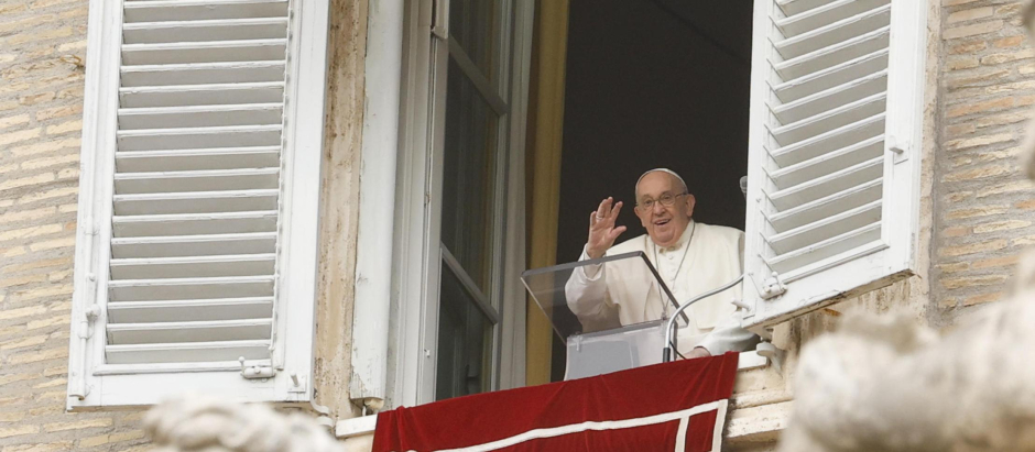 El Papa Francisco dirige la oración del Regina Coeli desde una ventana a la Plaza de San Pedro en la Ciudad del Vaticano