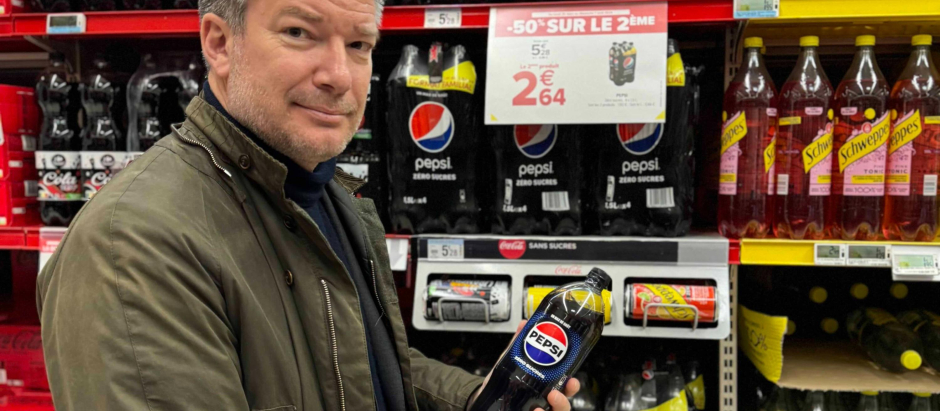 El CEO de Carrefour en Francia junto a un estante con productos de Pepsi