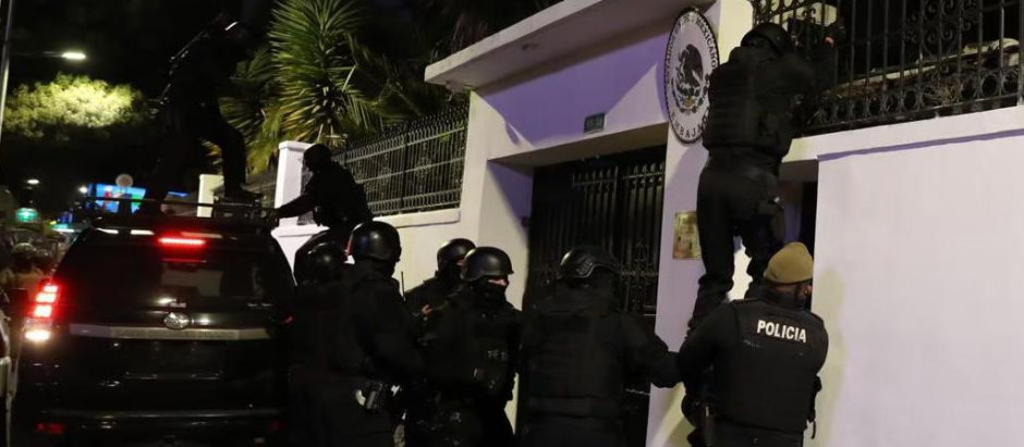 Momentos en que fuerzas especiales de la policía ecuatoriana irrumpen en la embajada de México en Quito