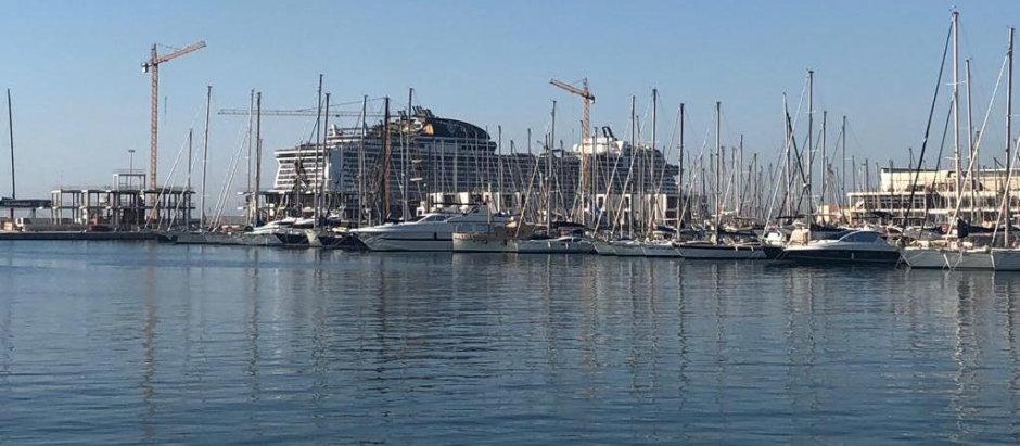 Crucero atracado en el puerto de Alicante