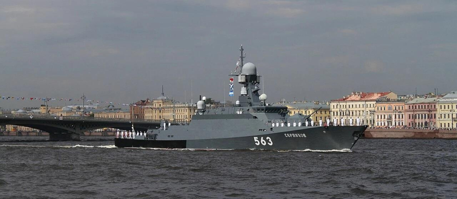 La corbeta rusa lanzamisiles Serpukhov en San Petersburgo