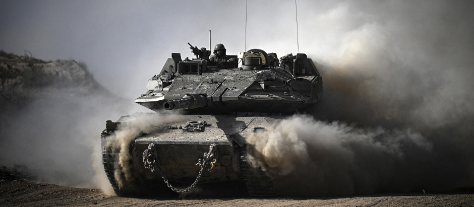 Un tanque de combate israelí se desplaza en la frontera con Gaza
