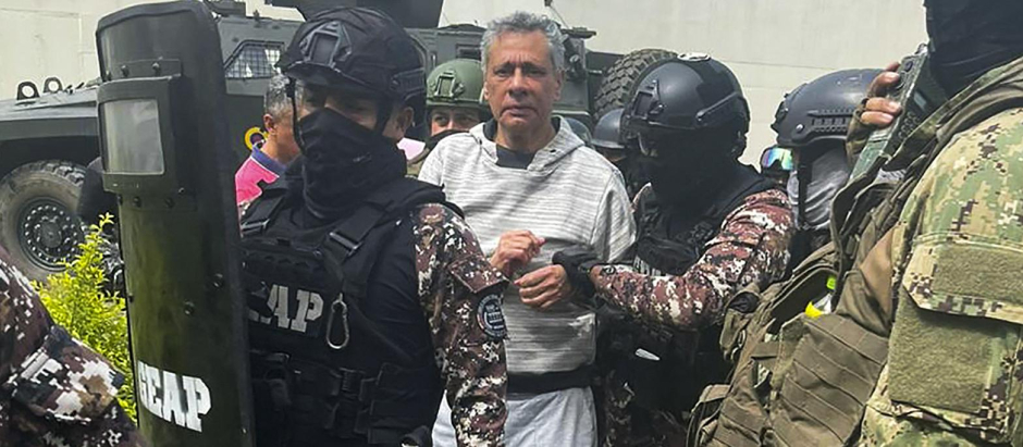 El ex vicepresidente ecuatoriano Jorge Glasal durante su ingreso a la prisión en Guayaquil
