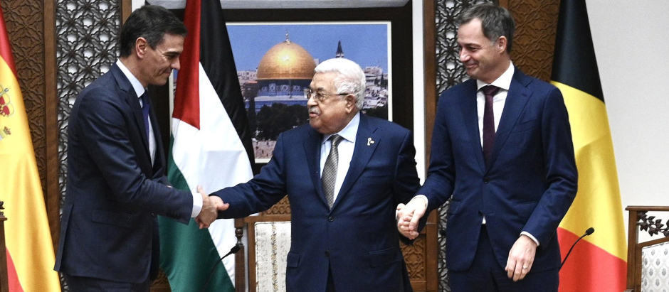 Pedro Sánchez, con el presidente de la Autoridad Nacional Palestina y el primer ministro belga
