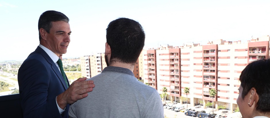 Pedro Sánchez, con uno de los beneficiarios de las viviendas protegidas del Gobierno en Sevilla