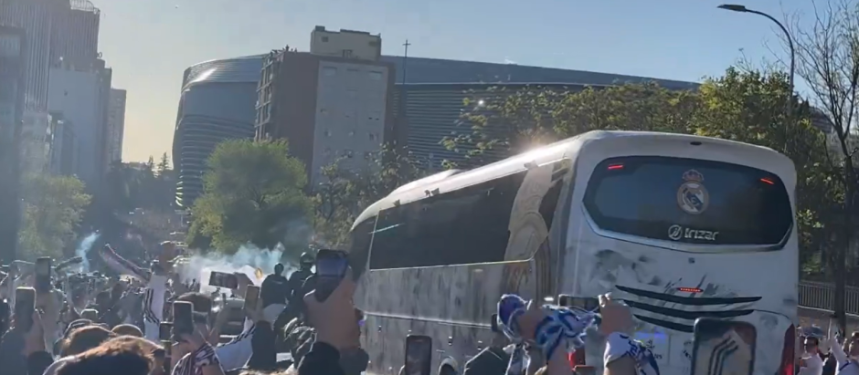 El bus del Real Madrid llegando al Bernabéu