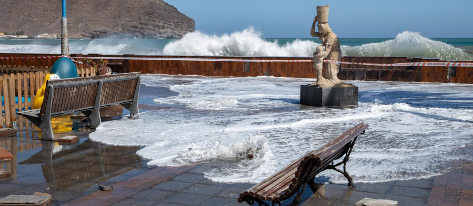 El Ayuntamiento de Tuineje (Fuerteventura) se ha visto obligado a cerrar la avenida de Gran Tarajal ante la intensidad del viento y los embates del mar
