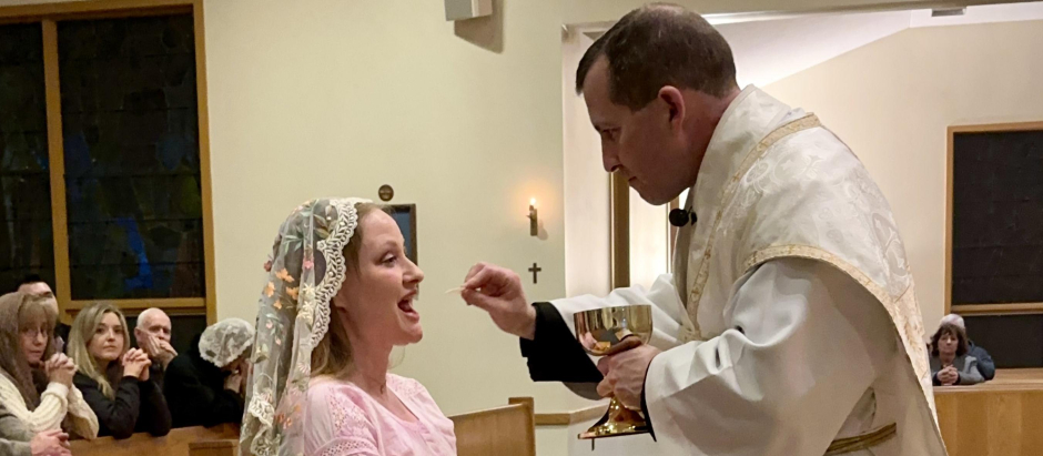 Bree Solstad recibe por primera vez la comunión en la Vigilia Pascual