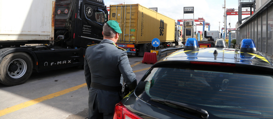Policía italiana en el puerto de Nápoles en una operación contra el negocio de la falsificación