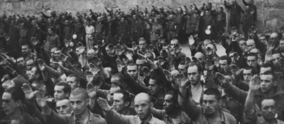 Brigadistas prisioneros de guerra en Cardeña hacen el saludo fascista, octubre de 1938