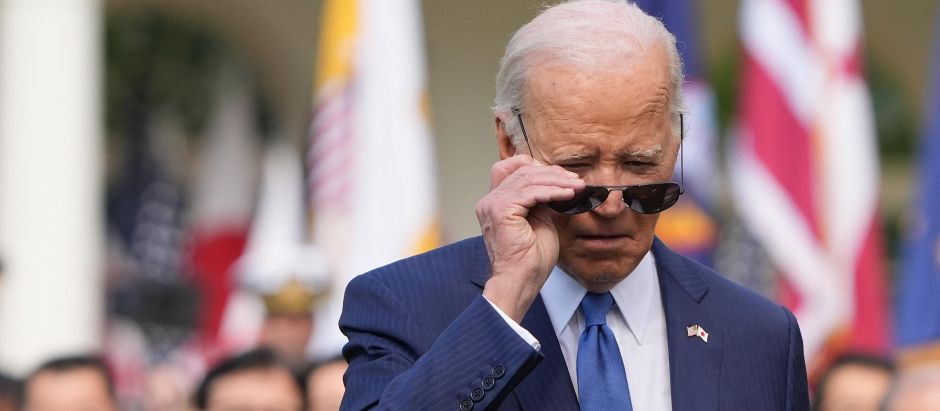 El presidente Joe Biden se ajusta las gafas