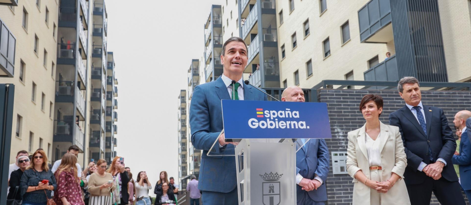 Pedro Sánchez, en una promoción de viviendas en Sevilla, este lunes