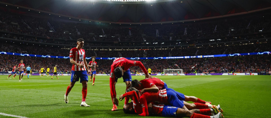 Los jugadores del Atlético celebran un tanto contra el Dortmund
