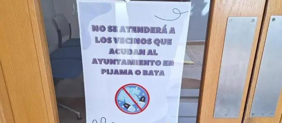 El Ayuntamiento de un pueblo de 500 habitantes de Granada prohíbe entrar en pijama