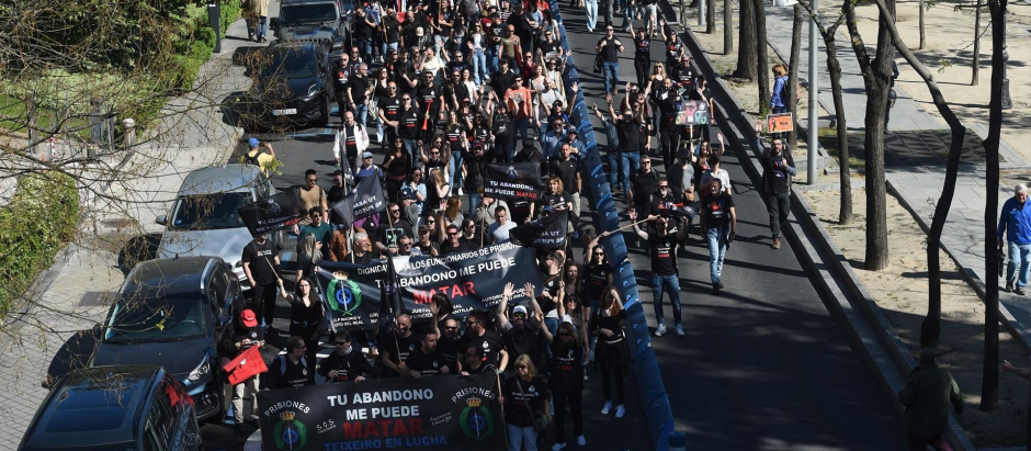 Más de un  millar de funcionarios de prisiones han pedido en Madrid la dimisión de Marlaska